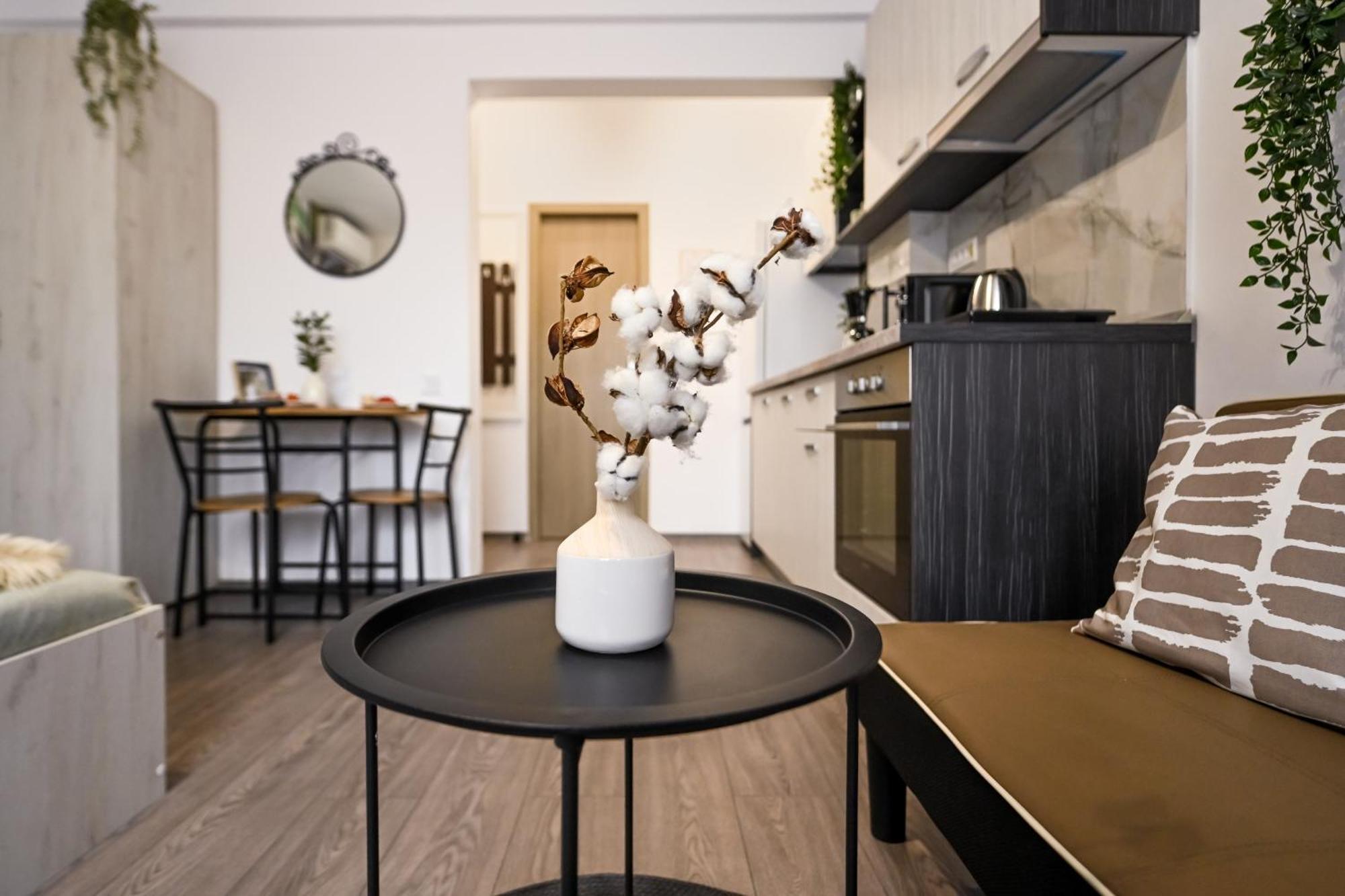 Old Town Charm - Modern & Comfortable Accommodation In The Heart Of The City Bukarest Eksteriør billede